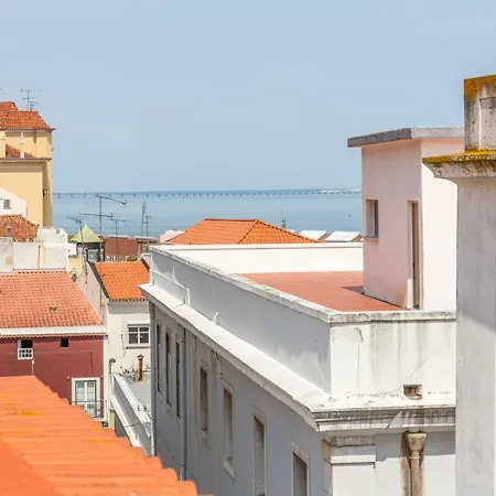 Bright & Spacious Alfama Apartment, By Timecooler Лісабон