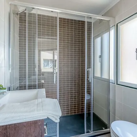 Bright & Spacious Alfama Apartment, By Timecooler דירה ליסבון