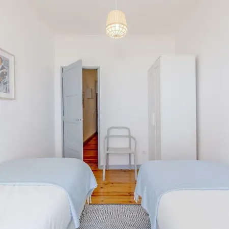 Bright & Spacious Alfama Apartment, By Timecooler דירה ליסבון