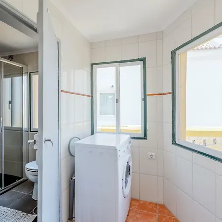 Bright & Spacious Alfama Apartment, By Timecooler דירה ליסבון