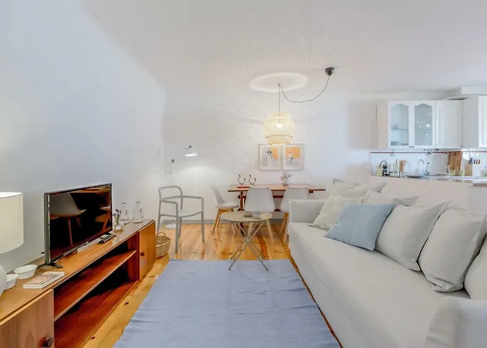 Bright & Spacious Alfama Apartment, By Timecooler