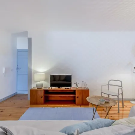 Bright & Spacious Alfama Apartment, By Timecooler Лиссабон