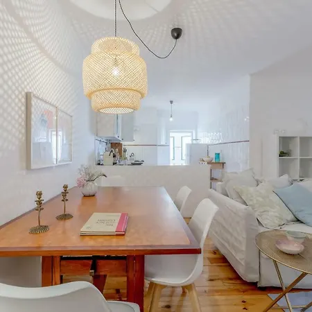 Bright & Spacious Alfama Apartment, By Timecooler * Лиссабон